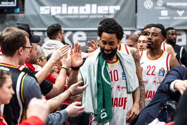 GER, easy-Credit Basketball-Bundesliga, Fitness First Würzburg Baskets - Niners Chemnitz. 06.03.2026, tectake ARENA Würzburg, Würzburg, GER, easy-Credit Basketball-Bundesliga, Fitness First Würzburg Baskets - Niners Chemnitz. Davion Mintz (Fitness First Würzburg Baskets 10) bedankt sich bei den Fans Foto Alexander Trienitz Würzburg tectake ARENA Würzburg Bayern Deutschland