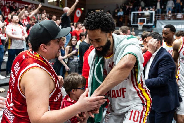 GER, easy-Credit Basketball-Bundesliga, Fitness First Würzburg Baskets - Niners Chemnitz. 06.03.2026, tectake ARENA Würzburg, Würzburg, GER, easy-Credit Basketball-Bundesliga, Fitness First Würzburg Baskets - Niners Chemnitz. Davion Mintz (Fitness First Würzburg Baskets 10) bedankt sich bei den Fans Foto Alexander Trienitz Würzburg tectake ARENA Würzburg Bayern Deutschland
