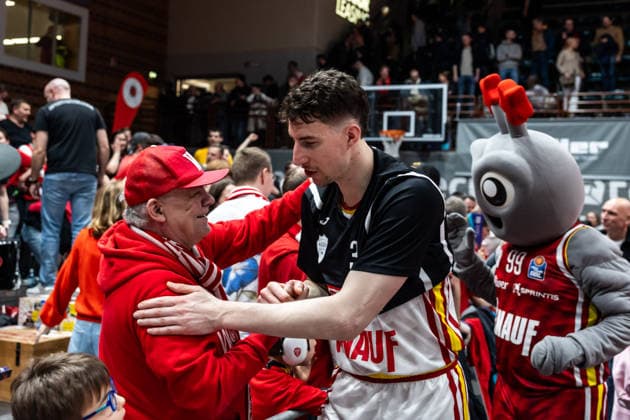 GER, easy-Credit Basketball-Bundesliga, Fitness First Würzburg Baskets - Niners Chemnitz. 06.03.2026, tectake ARENA Würzburg, Würzburg, GER, easy-Credit Basketball-Bundesliga, Fitness First Würzburg Baskets - Niners Chemnitz. Alen Pjanic (Fitness First Würzburg Baskets 35) bedankt sich bei den Fans Foto Alexander Trienitz Würzburg tectake ARENA Würzburg Bayern Deutschland