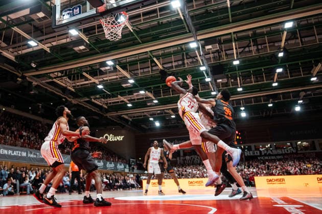 GER, easy-Credit Basketball-Bundesliga, Fitness First Würzburg Baskets - Niners Chemnitz. 06.03.2026, tectake ARENA Würzburg, Würzburg, GER, easy-Credit Basketball-Bundesliga, Fitness First Würzburg Baskets - Niners Chemnitz. Roman Bedime (Niners Chemnitz, 35), Eddy Edigin Jr. (Fitness First Würzburg Baskets 27) Foto Alexander Trienitz Würzburg tectake ARENA Würzburg Bayern Deutschland