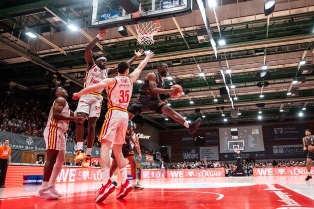 GER, easy-Credit Basketball-Bundesliga, Fitness First Würzburg Baskets - Niners Chemnitz. 06.03.2026, tectake ARENA Würzburg, Würzburg, GER, easy-Credit Basketball-Bundesliga, Fitness First Würzburg Baskets - Niners Chemnitz. John Edward Newman III (Niners Chemnitz, 9), Alen Pjanic (Fitness First Würzburg Baskets 35) Foto Alexander Trienitz Würzburg tectake ARENA Würzburg Bayern Deutschland