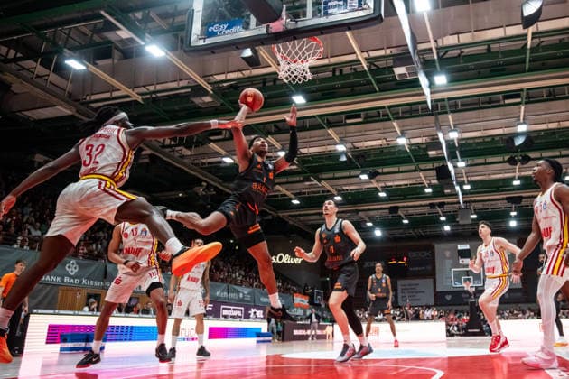 GER, easy-Credit Basketball-Bundesliga, Fitness First Würzburg Baskets - Niners Chemnitz. 06.03.2026, tectake ARENA Würzburg, Würzburg, GER, easy-Credit Basketball-Bundesliga, Fitness First Würzburg Baskets - Niners Chemnitz. Kostja Mushidi (Niners Chemnitz, 11), Charles Thompson (Fitness First Würzburg Baskets 32) Foto Alexander Trienitz Würzburg tectake ARENA Würzburg Bayern Deutschland