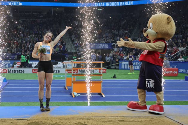 BERLIN, GERMANY - MARCH 6: Pauline HONDEMA (NED), Long Jump Women, Bär Berlino, Maskottchen, during the ISTAF Indoor Berlin at Uber Arena Berlin, March 6, 2026 in Berlin, Germany. Berlin Germany Copyright: xx