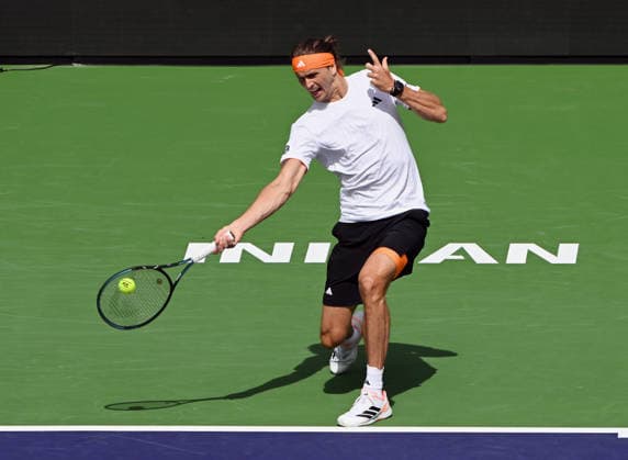 INDIAN WELLS, CA - MARCH 06: Alexander Zverev (GER) returns the ball during an ATP, Tennis Herren tennis match during the BNP Paribas Open played on March 6, 2026 at the Indian Wells Tennis Garden in Indian Wells, CA. (Photo by John Cordes Icon Sportswire) TENNIS: MAR 06 BNP Paribas Open EDITORIAL USE ONLY Icon506260306021