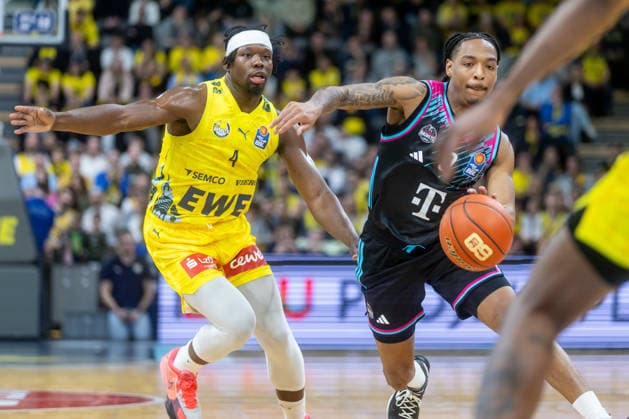Oldenburg, Niedersachsen, DEU, 06.03.2026, Jalen Finch (rechts, Telekom Baskets Bonn) und Brian Fobbs (links, EWE Baskets Oldenburg), EWE Baskets Oldenburg vs. Telekom Baskets Bonn. Basketball. 1. Basketball-Bundesliga Saison 2025 2026, 22. Spieltag, Grosse EWE Arena. EWE Baskets Oldenburg vs. Telekom Baskets Bonn