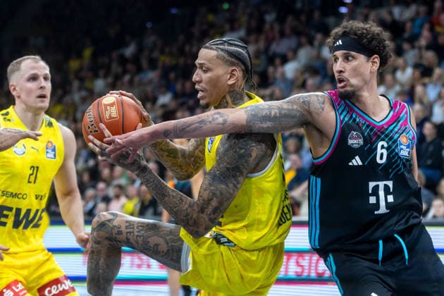 Oldenburg, Niedersachsen, DEU, 06.03.2026, Michale Kyser (links, EWE Baskets Oldenburg) und Michael Kessens (rechts, Telekom Baskets Bonn). EWE Baskets Oldenburg vs. Telekom Baskets Bonn. Basketball. 1. Basketball-Bundesliga Saison 2025 2026, 22. Spieltag, Grosse EWE Arena. EWE Baskets Oldenburg vs. Telekom Baskets Bonn
