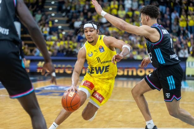 Oldenburg, Niedersachsen, DEU, 06.03.2026, Nicholas Tischler (links, EWE Baskets Oldenburg) und Alijah Comithier (rechts, Telekom Baskets Bonn). EWE Baskets Oldenburg vs. Telekom Baskets Bonn. Basketball. 1. Basketball-Bundesliga Saison 2025 2026, 22. Spieltag, Grosse EWE Arena. EWE Baskets Oldenburg vs. Telekom Baskets Bonn