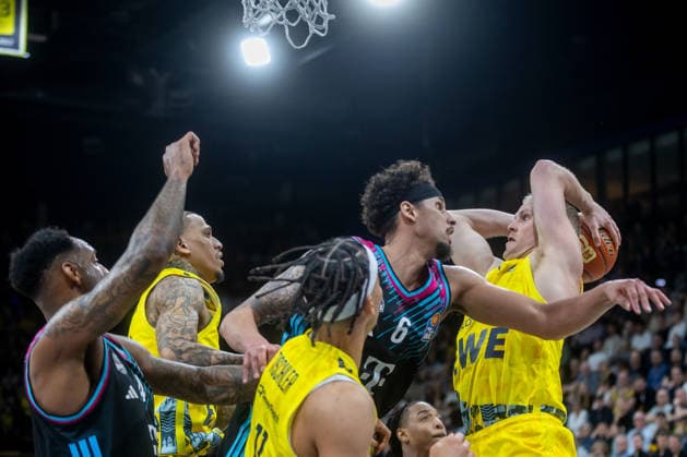 Oldenburg, Niedersachsen, DEU, 06.03.2026, Seth Hinrichs (rechts, EWE Baskets Oldenburg) und Michael Kessens (Telekom Baskets Bonn). EWE Baskets Oldenburg vs. Telekom Baskets Bonn. Basketball. 1. Basketball-Bundesliga Saison 2025 2026, 22. Spieltag, Grosse EWE Arena. EWE Baskets Oldenburg vs. Telekom Baskets Bonn