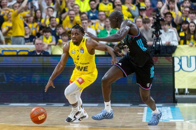 Oldenburg, Niedersachsen, DEU, 06.03.2026, Christopher Clemons (links, EWE Baskets Oldenburg) und Kur Jongkuch (rechts, Telekom Baskets Bonn). EWE Baskets Oldenburg vs. Telekom Baskets Bonn. Basketball. 1. Basketball-Bundesliga Saison 2025 2026, 22. Spieltag, Grosse EWE Arena. EWE Baskets Oldenburg vs. Telekom Baskets Bonn