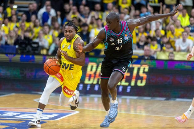 Oldenburg, Niedersachsen, DEU, 06.03.2026, Christopher Clemons (links, EWE Baskets Oldenburg) und Kur Jongkuch (rechts, Telekom Baskets Bonn). EWE Baskets Oldenburg vs. Telekom Baskets Bonn. Basketball. 1. Basketball-Bundesliga Saison 2025 2026, 22. Spieltag, Grosse EWE Arena. EWE Baskets Oldenburg vs. Telekom Baskets Bonn
