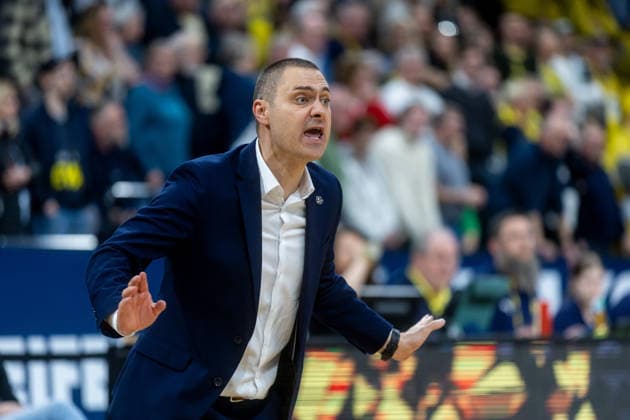 Oldenburg, Niedersachsen, DEU, 06.03.2026, Head-Coach Marko Stankovic (Telekom Baskets Bonn). EWE Baskets Oldenburg vs. Telekom Baskets Bonn. Basketball. 1. Basketball-Bundesliga Saison 2025 2026, 22. Spieltag, Grosse EWE Arena. EWE Baskets Oldenburg vs. Telekom Baskets Bonn