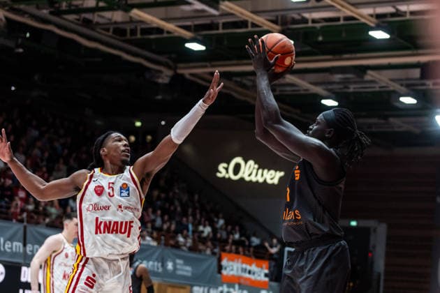 GER, easy-Credit Basketball-Bundesliga, Fitness First Würzburg Baskets - Niners Chemnitz. 06.03.2026, tectake ARENA Würzburg, Würzburg, GER, easy-Credit Basketball-Bundesliga, Fitness First Würzburg Baskets - Niners Chemnitz. Aher Uguak (Niners Chemnitz, 1), Marcus Carr (Fitness First Würzburg Baskets 5) Foto Alexander Trienitz Würzburg tectake ARENA Würzburg Bayern Deutschland