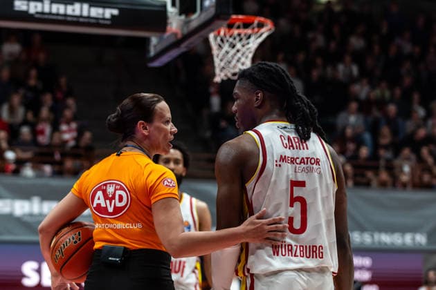GER, easy-Credit Basketball-Bundesliga, Fitness First Würzburg Baskets - Niners Chemnitz. 06.03.2026, tectake ARENA Würzburg, Würzburg, GER, easy-Credit Basketball-Bundesliga, Fitness First Würzburg Baskets - Niners Chemnitz. Anne Panther, Schiedsrichterin spricht mit Marcus Carr (Fitness First Würzburg Baskets 5) Foto Alexander Trienitz Würzburg tectake ARENA Würzburg Bayern Deutschland