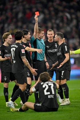 Zweikampf, Aktion Foul von Rocco Reitz Borussia Moenchengladbach BMG (27) an Nicolas Jackson FC Bayern Muenchen FCB (11) fuehrt zu rote Karte rot Platzverweis und Elfmeter, Strafstoss Schiedsrichter Referee Robert Schroeder Gestik Geste Gestik Geste FC Bayern Muenchen FCB vs Borussia Moenchengladbach BMG 06.03.2026 DFL REGULATIONS PROHIBIT ANY USE OF PHOTOGRAPHS AS IMAGE SEQUENCES AND OR QUASI-VIDEO FC Bayern Muenchen FCB vs Borussia Moenchengladbach BMG *** Foul by Rocco Reitz Borussia Moenchengladbach BMG 27 on Nicolas Jackson FC Bayern Muenchen FCB 11 leads to red card red sending off and penalty, Penalty kick Referee Referee Robert Schroeder Gesture Gesture Gesture Gesture FC Bayern Muenchen FCB vs Borussia Moenchengladbach BMG 06 03 2026 DFL REGULATIONS PROHIBIT ANY USE OF PHOTOGRAPHS AS IMAGE SEQUENCES AND OR QUASI VIDEO FC Bayern Muenchen FCB vs Borussia Moenchengladbach BMG