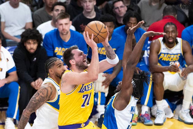 March 6, 2026, Los Angeles, California, USA: Los Angeles LakersÃ¢â‚¬â ¢ Luka DonÄÂiÄ¡ (77) shoots against Indiana PacersÃ¢â‚¬â ¢ Jarace Walker (5) during an NBA, Basketball Herren, USA basketball game at Crypto.com Arena on Friday, March 6, 2026 in Los Angeles. NBA 2026: Pacers Vs Lakers  - ZUMAc68_ 20260306_zaf_c68_009 Copyright: xRingoxChiux