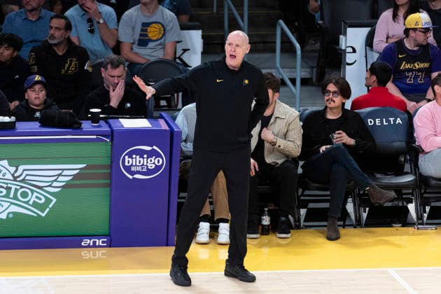 March 6, 2026, Los Angeles, California, USA: Indiana Pacers head coach Rick Carlisle directs against the Los Angeles Lakers during an NBA, Basketball Herren, USA basketball game at Crypto.com Arena on Friday, March 6, 2026 in Los Angeles. NBA 2026: Pacers Vs Lakers  - ZUMAc68_ 20260306_zaf_c68_011 Copyright: xRingoxChiux
