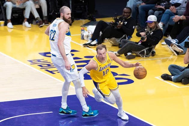 March 6, 2026, Los Angeles, California, USA: Los Angeles LakersÃ¢â‚¬â ¢ Luke Kennard (10) drives past Indiana PacersÃ¢â‚¬â ¢ Jay Huff (32) during an NBA, Basketball Herren, USA basketball game at Crypto.com Arena on Friday, March 6, 2026 in Los Angeles. NBA 2026: Pacers Vs Lakers  - ZUMAc68_ 20260306_zaf_c68_026 Copyright: xRingoxChiux