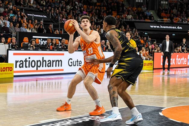 GER, BBL, ratiopharm Ulm vs MHP Riesen Ludwigsburg 06.03.2026, ratiopharm arena, Neu-Ulm, GER, BBL, ratiopharm Ulm vs MHP Riesen Ludwigsburg, im Bild Diego Garavaglia (Ulm, 23), Elijah Hughes (Ludwigsburg, 7)