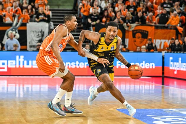 GER, BBL, ratiopharm Ulm vs MHP Riesen Ludwigsburg 06.03.2026, ratiopharm arena, Neu-Ulm, GER, BBL, ratiopharm Ulm vs MHP Riesen Ludwigsburg, im Bild Justin Simon (Ulm, 15), Elijah Hughes (Ludwigsburg, 7)