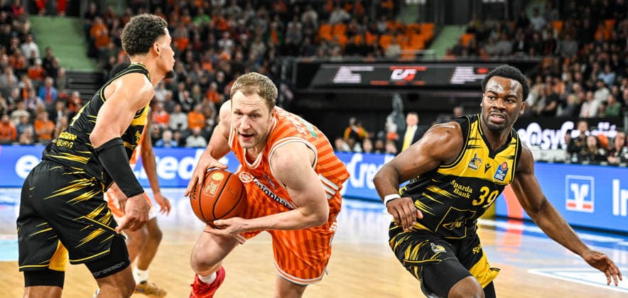 GER, BBL, ratiopharm Ulm vs MHP Riesen Ludwigsburg 06.03.2026, ratiopharm arena, Neu-Ulm, GER, BBL, ratiopharm Ulm vs MHP Riesen Ludwigsburg, im Bild Christian Sengfelder (Ulm, 43), Maxwell Dongmo Temoka (Ludwigsburg, 39)