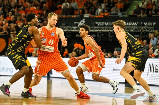 GER, BBL, ratiopharm Ulm vs MHP Riesen Ludwigsburg 06.03.2026, ratiopharm arena, Neu-Ulm, GER, BBL, ratiopharm Ulm vs MHP Riesen Ludwigsburg, im Bild Maxwell Dongmo Temoka (Ludwigsburg, 39), Christian Sengfelder (Ulm, 43), Mark Smith (Ulm, 13), Julis Baumer (Ludwigsburg, 37)