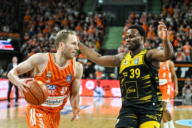 GER, BBL, ratiopharm Ulm vs MHP Riesen Ludwigsburg 06.03.2026, ratiopharm arena, Neu-Ulm, GER, BBL, ratiopharm Ulm vs MHP Riesen Ludwigsburg, im Bild Christian Sengfelder (Ulm, 43), Maxwell Dongmo Temoka (Ludwigsburg, 39)