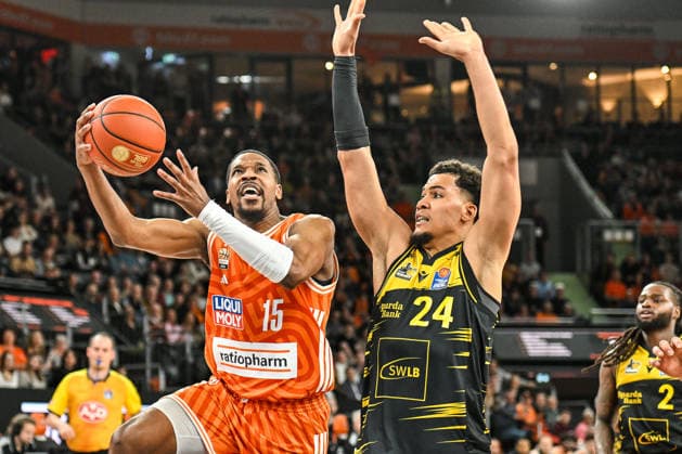 GER, BBL, ratiopharm Ulm vs MHP Riesen Ludwigsburg 06.03.2026, ratiopharm arena, Neu-Ulm, GER, BBL, ratiopharm Ulm vs MHP Riesen Ludwigsburg, im Bild Justin Simon (Ulm, 15), Brandon Tischler (Ludwigsburg, 24)