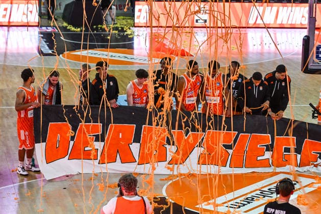 GER, BBL, ratiopharm Ulm vs MHP Riesen Ludwigsburg 06.03.2026, ratiopharm arena, Neu-Ulm, GER, BBL, ratiopharm Ulm vs MHP Riesen Ludwigsburg, im Bild Derbysieger, Ulmer Spieler freuen sich mit einem Banner nach Spielende