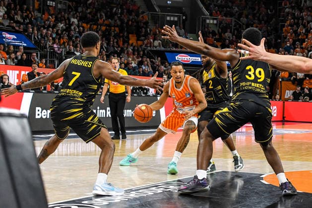 GER, BBL, ratiopharm Ulm vs MHP Riesen Ludwigsburg 06.03.2026, ratiopharm arena, Neu-Ulm, GER, BBL, ratiopharm Ulm vs MHP Riesen Ludwigsburg, im Bild Nelson Weidemann (Ulm, 0) umringt von Elijah Hughes (Ludwigsburg, 7), Tray Buchanan (Ludwigsburg, 2), Maxwell Dongmo Temoka (Ludwigsburg, 39)