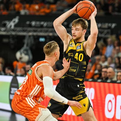 GER, BBL, ratiopharm Ulm vs MHP Riesen Ludwigsburg 06.03.2026, ratiopharm arena, Neu-Ulm, GER, BBL, ratiopharm Ulm vs MHP Riesen Ludwigsburg, im Bild Thomas Klepeisz (Ulm, 22), Simon Feneberg (Ludwigsburg, 40)