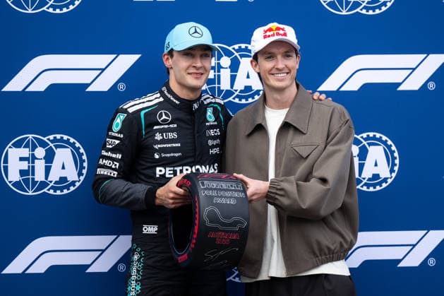 George Russell (Mercedes-AMG Petronas F1 Team, Großbritannien, 63) bekommt von Scott James (Snowboarder) den Pirelli Pole Position Award, AUS, Formel 1 Weltmeisterschaft, Australian Grand Prix, Albert Park Circuit, Melbourne, Qualifying, Saison 2026, 07.03.2026 AUS, Formel 1 Weltmeisterschaft, Australian Grand Prix, Albert Park Circuit, Melbourne, Qualifying, Saison 2026, 07.03.2026 Melbourne Copyright: xEibner-Pressefoto Memmlerx EP_MMR