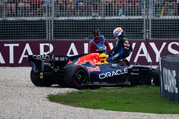 Max Verstappen (Oracle Red Bull Racing, Niederlande, 03) im RB22 mit Unfall Crash im Kiesbett von Kurve 1 steigt aus dem Auto aus, AUS, Formel 1 Weltmeisterschaft, Australian Grand Prix, Albert Park Circuit, Melbourne, Qualifying, Saison 2026, 07.03.2026 AUS, Formel 1 Weltmeisterschaft, Australian Grand Prix, Albert Park Circuit, Melbourne, Qualifying, Saison 2026, 07.03.2026 Melbourne Copyright: xEibner-Pressefoto Memmlerx EP_MMR
