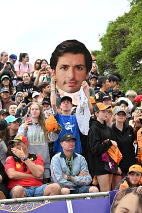The Qatar Airways Formula 1 Australian Grand Prix on the 7th March 2026 at the Albert Park Circuit, Melbourne, Australia. Fans along Melbourne walk. The Qatar Airways Formula 1 Australian Grand Prix on the 7th March 2026 at the Albert Park Circuit, Melbourne, Australia. (Photo by Mark Avellino Sportpix Sipa USA) Melbourne Albert Park Victoria Australia Copyright: xMARKxAVELLINOx