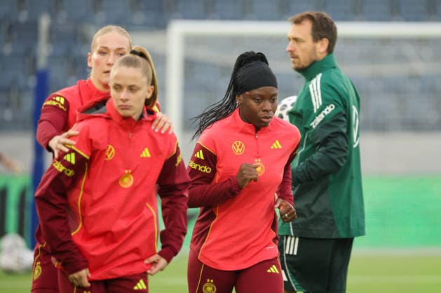 Stavanger, Norwegen: 06. März 2026: Abschlusstraining der deutschen Fußballnationalmannschaft der Frauen im Lyse Stadion in Stavanger, Norwegen, vor dem WM Qualifikationsspiel gegen die norwegische Nationalmannschaft der Frauen Im Bild: v.li. die Dritte Nicole Anyomi (Deutschland) beim Abschlusstraining in Stavanger, Norwegen. Copyright: HMBxMedia MadeleinexFantini