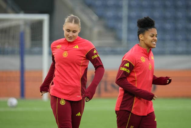 Stavanger, Norwegen: 06. März 2026: Abschlusstraining der deutschen Fußballnationalmannschaft der Frauen im Lyse Stadion in Stavanger, Norwegen, vor dem WM Qualifikationsspiel gegen die norwegische Nationalmannschaft der Frauen Im Bild: v.li. Jella Veit (Deutschland) und Shekiera Martinez (Deutschland) beim Abschlusstraining in Stavanger, Norwegen. Copyright: HMBxMedia MadeleinexFantini