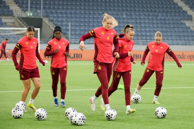 Stavanger, Norwegen: 06. März 2026: Abschlusstraining der deutschen Fußballnationalmannschaft der Frauen im Lyse Stadion in Stavanger, Norwegen, vor dem WM Qualifikationsspiel gegen die norwegische Nationalmannschaft der Frauen Im Bild: v.li. Larissa Mühlhaus Muehlhaus (Deutschland), Nicole Anyomi (Deutschland), Camilla Küver Kuever (Deutschland), Vivien Endemann (Deutschland) und Jella Veit (Deutschland) beim Abschlusstraining in Stavanger, Norwegen. *** Stavanger, Norway 06 March 2026 Final training of the German womens national soccer team at the Lyse Stadium in Stavanger, Norway, before the World Cup qualifying match against the Norwegian womens national team In the picture from left Larissa Mühlhaus Muehlhaus Germany , Nicole Anyomi Germany , Camilla Küver Kuever Germany , Vivien Endemann Germany and Jella Veit Germany at the final training in Stavanger, Norway Copyright: HMBxMedia MadeleinexFantini