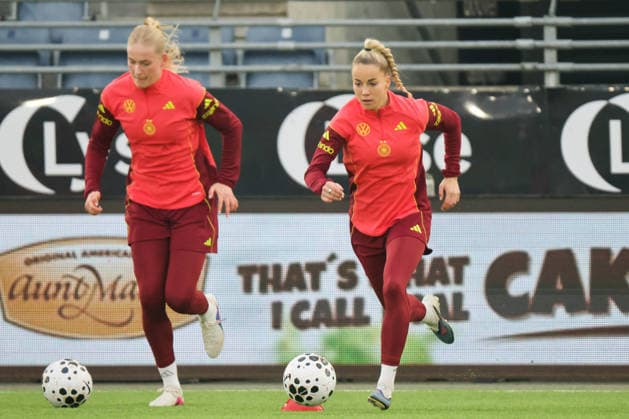 Stavanger, Norwegen: 06. März 2026: Abschlusstraining der deutschen Fußballnationalmannschaft der Frauen im Lyse Stadion in Stavanger, Norwegen, vor dem WM Qualifikationsspiel gegen die norwegische Nationalmannschaft der Frauen Im Bild: v.li. Camilla Küver Kuever (Deutschland) und Giulia Gwinn (Deutschland) beim Abschlusstraining in Stavanger, Norwegen. Copyright: HMBxMedia MadeleinexFantini