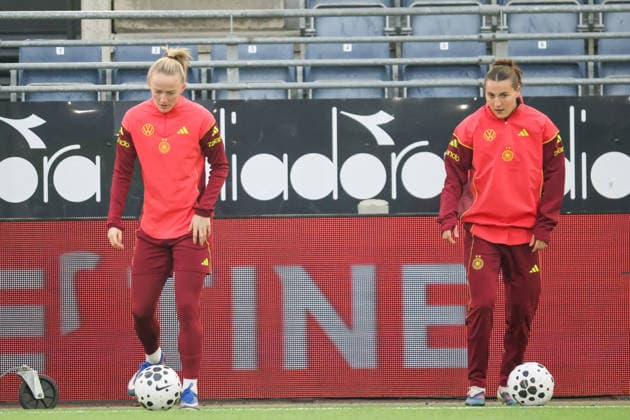 Stavanger, Norwegen: 06. März 2026: Abschlusstraining der deutschen Fußballnationalmannschaft der Frauen im Lyse Stadion in Stavanger, Norwegen, vor dem WM Qualifikationsspiel gegen die norwegische Nationalmannschaft der Frauen Im Bild: v.li. Lea Schüller Schueller (Deutschland) und Carlotta Wamser (Deutschland) beim Abschlusstraining in Stavanger, Norwegen. Copyright: HMBxMedia MadeleinexFantini