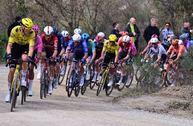 The pack of riders pictured in action during the men elite Strade Bianche one day cycling race, 203km from and to Siena, Italy on Saturday 07 March 2026. DIRKxWAEM  x166728547x