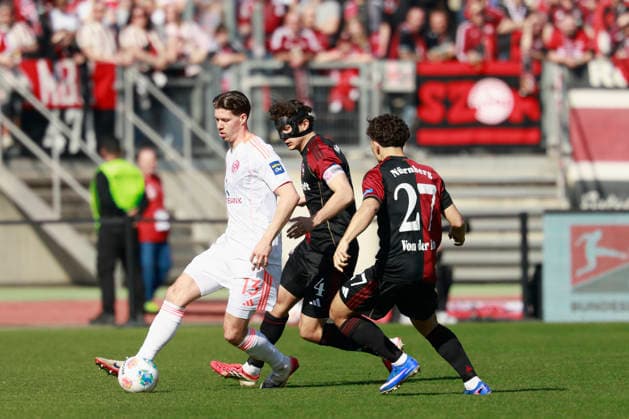 v.l.n.r.: Cedric Itten (Fortuna Düsseldorf), Fabio Gruber (1. FC Nürnberg) and Justin von der Hitz (1. FC Nürnberg). Fussball 2. Bundesliga, 1. FC Nürnberg – Fortuna Düsseldorf im Max-Morlock-Stadion, Nürnberg, Deutschland, am 7. März 2026. in action during the 2. Bundesliga match between 1. FC Nürnberg and Fortuna Düsseldorf at the Max-Morlock-Stadion, Nuremberg, Germany, on March 7, 2026 DFL REGULATIONS PROHIBIT ANY USE OF PHOTOGRAPHS AS IMAGE SEQUENCES AND OR QUASI-VIDEO.