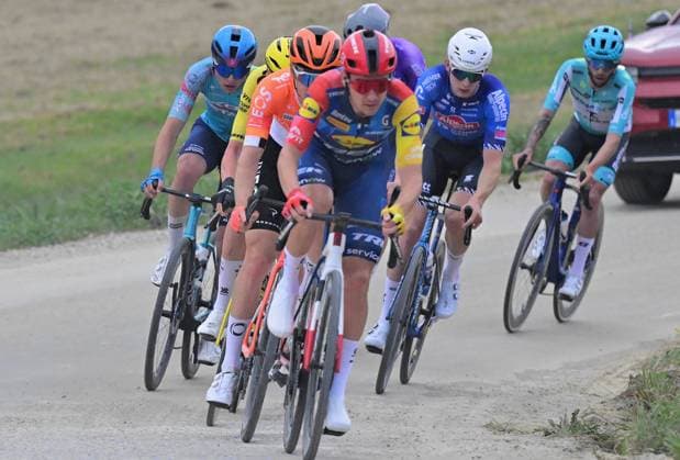 Dutch Tibor Del Grosso of Alpecin-Premier Tech (R) pictured in action during the men elite Strade Bianche one day cycling race, 203km from and to Siena, Italy on Saturday 07 March 2026. DIRKxWAEM  x166732382x