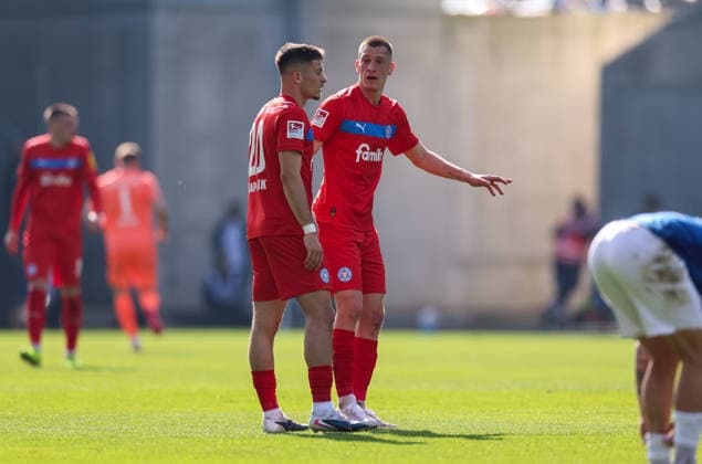 07.03.2026, Fussball 2. Bundesliga, SV Darmstadt 98 - Holstein Kiel, emonline, emspor, despor, v.l., Adrian Kapralik (Holstein Kiel), Ivan Nekic (Holstein Kiel) im Dialog DFL DFB REGULATIONS PROHIBIT ANY USE OF PHOTOGRAPHS AS IMAGE SEQUENCES AND OR QUASI-VIDEO. xdcx