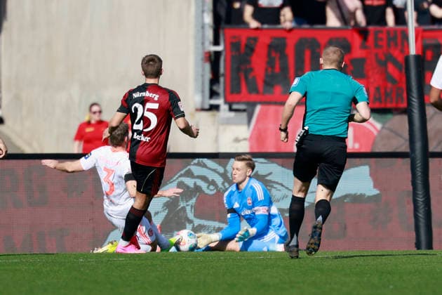 Torwart Jan Reichert (1.FC Nuernberg, 1) r. klärt gegen Christopher Lenz (Fortuna Düsseldorf) Fussball 2. Bundesliga, 1. FC Nürnberg – Fortuna Düsseldorf im Max-Morlock-Stadion, Nürnberg, Deutschland, am 7. März 2026. in action during the 2. Bundesliga match between 1. FC Nürnberg and Fortuna Düsseldorf at the Max-Morlock-Stadion, Nuremberg, Germany, on March 7, 2026 DFL REGULATIONS PROHIBIT ANY USE OF PHOTOGRAPHS AS IMAGE SEQUENCES AND OR QUASI-VIDEO.