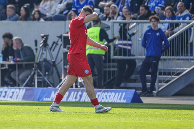 07.03.2026, xhettx, Fussball 2.Bundesliga, SV Darmstadt 98 - Holstein Kiel v.l. Marcus Müller (KSV Holstein Kiel, 25) muss mit Gelb-Rot runter (DFL DFB REGULATIONS PROHIBIT ANY USE OF PHOTOGRAPHS as IMAGE SEQUENCES and or QUASI-VIDEO)
