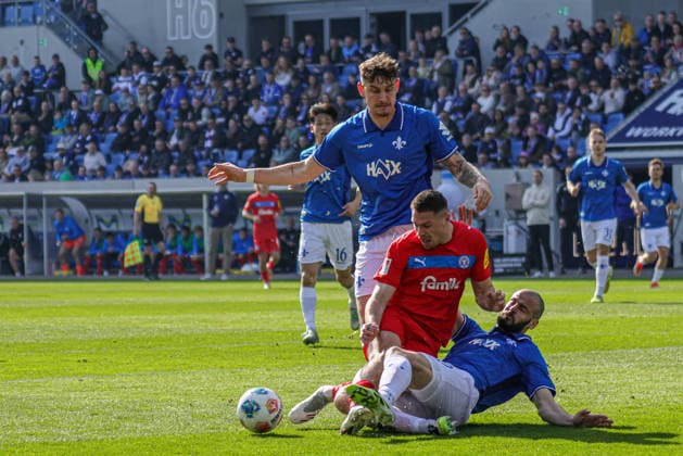 07.03.2026, xhettx, Fussball 2.Bundesliga, SV Darmstadt 98 - Holstein Kiel v.l. Grätsche von Aleksandar Vukotic (SV Darmstadt 98, 20) gegen Marcus Müller (KSV Holstein Kiel, 25) (DFL DFB REGULATIONS PROHIBIT ANY USE OF PHOTOGRAPHS as IMAGE SEQUENCES and or QUASI-VIDEO)