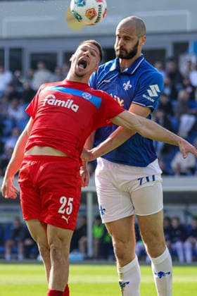 07.03.2026, xhettx, Fussball 2.Bundesliga, SV Darmstadt 98 - Holstein Kiel v.l. Kopfballduell Marcus Müller (KSV Holstein Kiel, 25) und Aleksandar Vukotic (SV Darmstadt 98, 20) (DFL DFB REGULATIONS PROHIBIT ANY USE OF PHOTOGRAPHS as IMAGE SEQUENCES and or QUASI-VIDEO)