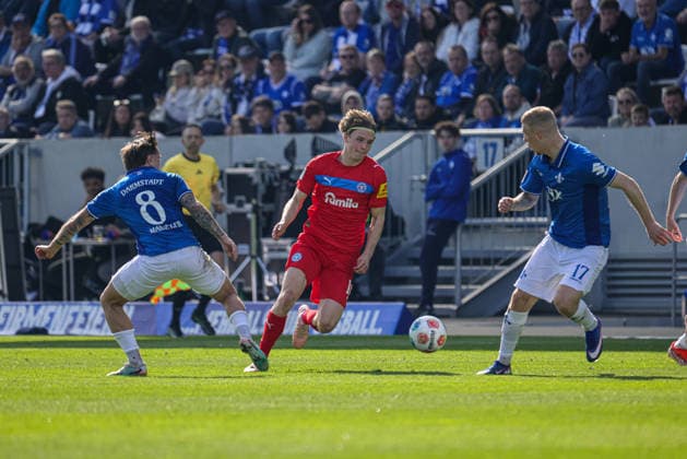 07.03.2026, xhettx, Fussball 2.Bundesliga, SV Darmstadt 98 - Holstein Kiel v.l. Jonas Torrissen Therkelsen (KSV Holstein Kiel, 10) am Ball gegen Luca Marseiler (SV Darmstadt 98, 8) und Kai Klefisch (SV Darmstadt 98, 17) (DFL DFB REGULATIONS PROHIBIT ANY USE OF PHOTOGRAPHS as IMAGE SEQUENCES and or QUASI-VIDEO)