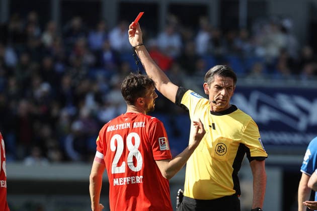 07.03.2026, xtvx, Fussball 2.Bundesliga, SV Darmstadt 98 - Holstein Kiel v.l. Gelbe Karte, yellow card Rote Karte, red card Marcus Mueller (Holstein Kiel)Schiedsrichter Deniz Aytekin (DFL DFB REGULATIONS PROHIBIT ANY USE OF PHOTOGRAPHS as IMAGE SEQUENCES and or QUASI-VIDEO) Darmstadt *** 07 03 2026, xtvx, Fußball 2 Bundesliga, SV Darmstadt 98 Holstein Kiel v l Gelbe Karte, yellow card Rote Karte, red card Marcus Mueller Holstein Kiel Referee Deniz Aytekin DFL DFB REGULATIONS PROHIBIT ANY USE OF PHOTOGRAPHS as IMAGE SEQUENCES and or QUASI VIDEO Darmstadt