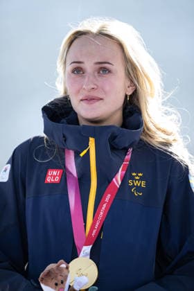 260307 Ebba Arsjö of Sweden with her gold medal at the medal ceremony after the women s para alpine skiing downhill standing during day 1 of the Milano Cortina 2026 Winter Paralympic Games on March 7, 2026 in Cortina. Photo: Maxim Thore BILDBYRAN kod MT MT1009 alpint alpine skiing paralympic games paralympics paralympiska spel paralympiske leker vinter-paralympics winter paralympics milano cortina 2026 milano cortina 2026 winter paralympic games 1 bbeng störtlopp dam jubel *** 260307 Ebba Arsjö of Sweden with her gold medal at the medal ceremony after the women s para alpine skiing downhill standing during day 1 of the Milano Cortina 2026 Winter Paralympic Games on March 7, 2026 in Cortina Photo Maxim Thore BILDBYRAN kod MT MT1009 alpint alpine skiing paralympic games paralympiska spel paralympiske leker vinter paralympics winter paralympics milano cortina 2026 milano cortina 2026 winter paralympic games 1 bbeng störtlopp dam jubel  Copyright: MAXIMxTHORE BB260307MT056