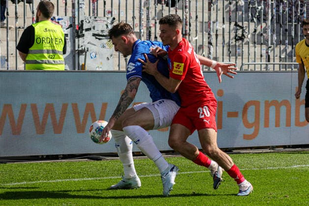 07.03.2026, xhettx, Fussball 2.Bundesliga, SV Darmstadt 98 - Holstein Kiel v.l. Matej Maglica (SV Darmstadt 98, 5) schirmt den Ball vor Adrian Kapralik (KSV Holstein Kiel, 20) (DFL DFB REGULATIONS PROHIBIT ANY USE OF PHOTOGRAPHS as IMAGE SEQUENCES and or QUASI-VIDEO)